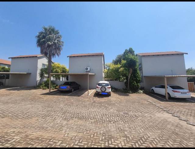 3 BEDROOM TOWNHOUSE FOR SALE IN HEUWELSIG ESTATE